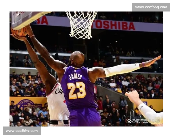 湖人对决猛龙全场焦点詹姆斯与西亚卡姆激烈碰撞谁能笑到最后